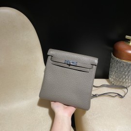 ケリー アド ダ ブルショルダーバッグ【エルメス】Ado ダブルショルダーバッグ クレマンス革 8F エタン シルバークランプ 両手解放デザイン 若返り効果