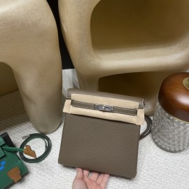 ケリー アド ダ ブルショルダーバッグ 【入荷】エルメス Kelly Ado ダブルショルダーバッグ トリヨン・クレマンス革 TC18 エトゥープグレイ シルバークランプ 学園風 若々しい