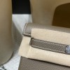 ケリー アド ダ ブルショルダーバッグ 【入荷】エルメス Kelly Ado ダブルショルダーバッグ トリヨン・クレマンス革 TC18 エトゥープグレイ シルバークランプ 学園風 若々しい