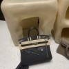 Birkin Rock FWシリーズ、バッグのデザインはライダージャケットからインスピレーションを得て、猪鼻（いのはな）チェーンと組み合わせたことで、ユニークでクールな仕上がりに。