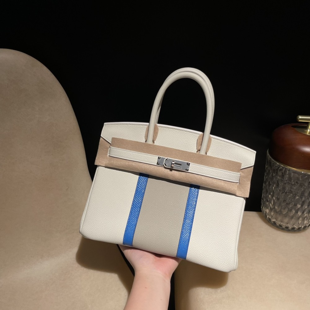 Birkin 30cm CLUB 絶版バッグCLUBは2012年に登場したスポーティーなシリーズで、最大の特徴は**ボディに施された2本の縦ストライプ**。Togoレザーとトカゲ革の組み合わせが特徴的で、レトロでスポーティな雰囲気ながら、圧倒的な存在感を放ちます。