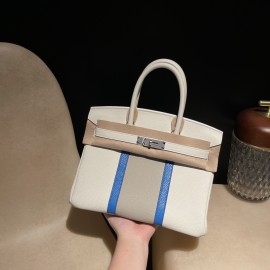 Birkin 30cm CLUB 絶版バッグCLUBは2012年に登場したスポーティーなシリーズで、最大の特徴は**ボディに施された2本の縦ストライプ**。Togoレザーとトカゲ革の組み合わせが特徴的で、レトロでスポーティな雰囲気ながら、圧倒的な存在感を放ちます。