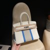 Birkin 30cm CLUB 絶版バッグCLUBは2012年に登場したスポーティーなシリーズで、最大の特徴は**ボディに施された2本の縦ストライプ**。Togoレザーとトカゲ革の組み合わせが特徴的で、レトロでスポーティな雰囲気ながら、圧倒的な存在感を放ちます。