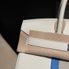Birkin 30cm CLUB 絶版バッグCLUBは2012年に登場したスポーティーなシリーズで、最大の特徴は**ボディに施された2本の縦ストライプ**。Togoレザーとトカゲ革の組み合わせが特徴的で、レトロでスポーティな雰囲気ながら、圧倒的な存在感を放ちます。