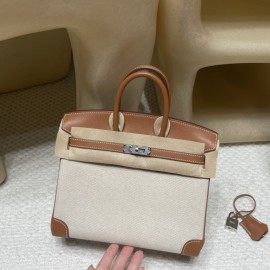 25cm バーキン ファブリック＆スウィフトレザー 37 ゴールド *ファブリック素材がより*若々しい印象*を与え、オールレザーに比べて*軽やか*なのが特徴です。