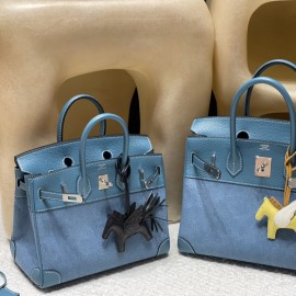 30cm バーキン トリアノンキャンバス＆レザー ブルージーン 限定モデルとして知られるこのスタイリッシュなデザインは、 デニムとレザーの組み合わせが*ヴィンテージ感とモダンさ*を同時に表現しています。  