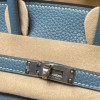 エルメス バーキン25 トリアノンキャンバス＆レザー ブルージーン（シルバー金具）この限定モデルは、エルメスコレクションの中でも特に稀少な一品。 クラシックながらスタイリッシュなデザインが際立ち、 デニムとレザーの組み合わせが醸し出す*レトロモダンな雰囲気**が特徴です。