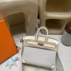 エルメス バーキン25 トリーアンH キャンバス＆スウィフトレザー（シルバー金具）カラー：I2/Nata（ナタ）* - クリームホワイトの優しい色合い  このモデルは、上質なスウィフトレザーと軽やかなキャンバス地の組み合わせが特徴。  ナチュラルなクリームホワイトカラーが、上品で洗練された雰囲気を演出します。  