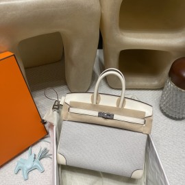 エルメス バーキン25 トリーアンH キャンバス＆スウィフトレザー（シルバー金具）カラー：I2/Nata（ナタ）* - クリームホワイトの優しい色合い  このモデルは、上質なスウィフトレザーと軽やかなキャンバス地の組み合わせが特徴。  ナチュラルなクリームホワイトカラーが、上品で洗練された雰囲気を演出します。  