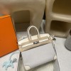 エルメス バーキン25 トリーアンH キャンバス＆スウィフトレザー（シルバー金具）カラー：I2/Nata（ナタ）* - クリームホワイトの優しい色合い  このモデルは、上質なスウィフトレザーと軽やかなキャンバス地の組み合わせが特徴。  ナチュラルなクリームホワイトカラーが、上品で洗練された雰囲気を演出します。  