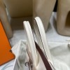 エルメス バーキン25 トリーアンH キャンバス＆スウィフトレザー（シルバー金具）カラー：I2/Nata（ナタ）* - クリームホワイトの優しい色合い  このモデルは、上質なスウィフトレザーと軽やかなキャンバス地の組み合わせが特徴。  ナチュラルなクリームホワイトカラーが、上品で洗練された雰囲気を演出します。  