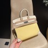 エルメス バーキン25 トリーアンH キャンバス＆スウィフトレザー（シルバー金具）*カラー：I2/Nata（ナタ）* - クリームホワイトの優しい色合い このモデルは、上質なスウィフトレザーと軽やかなキャンバス地の組み合わせが特徴。ナチュラルなクリームホワイトカラーが、上品で洗練された雰囲気を演出します。  