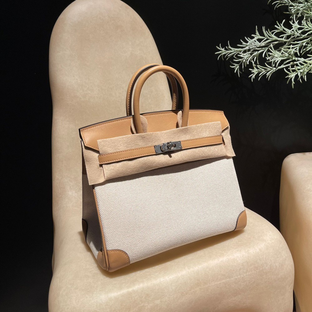 エルメス バーキン25 トリーアンH キャンバス＆スウィフトレザー（銀金具）* カラー：4B/Biscuit（ビスキュイ）*- 温もりあるビスケットカラー  軽やかなキャンバス地と光沢あるスウィフトレザーの絶妙な組み合わせ。  落ち着いたビスケットトーンが、上品で使いやすい雰囲気を醸し出します。  