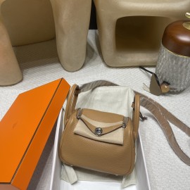 【Mini Lindy】大人の落ち着いた「0M チャイ」× シルバー金具 軽量＆大容量 小柄・背高い方両方にピッタリな万能ハンドバッグ