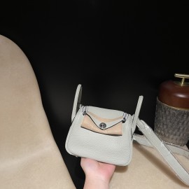【Mini Lindy Clemence（TC）】柔らかい「Gris Neve OW グリネヴェ」× シルバー金具 可愛らしさと実用性兼ね備えた日常必須ミニバッグ