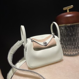 【Hermès Mini Lindy】0S ヴェールフィズ（Vert Fizz） クリスタルグリーンの妖精のような清新感 大人のためのミニバッグ