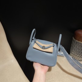 【Mini Lindy】スワイフトレザー 75 ブルージーン デニム風の落ち着いたグレーブルー 小サイズで大容量のハンドバッグ