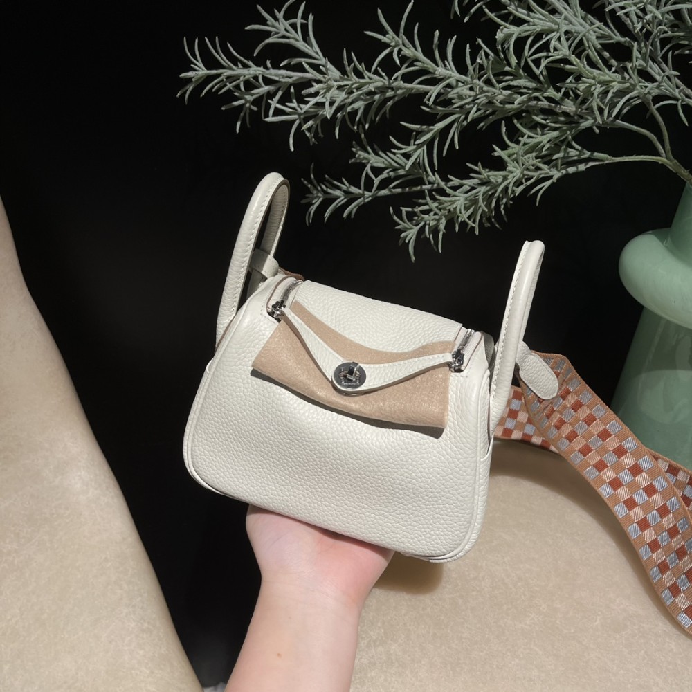 「Mini Lindy マッシュルーム白 編み肩紐｜ナチュラルカラー愛好家必見！幅広チェック織りベルトで個性アップ」