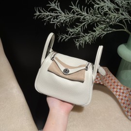 「Mini Lindy マッシュルーム白 編み肩紐｜ナチュラルカラー愛好家必見！幅広チェック織りベルトで個性アップ」