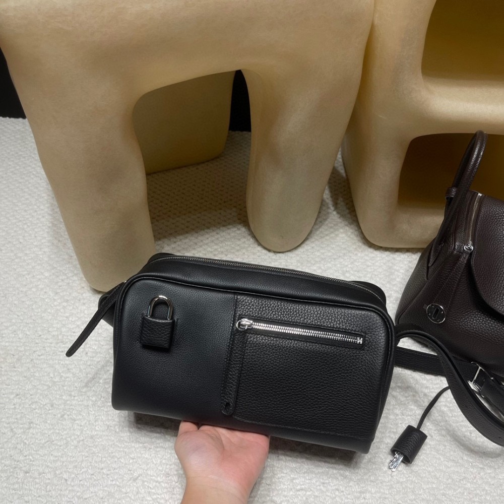 新型メンズバッグ Nouveau on body ボストンバッグ ～特徴的な大ロックデザイン 89 ブラック × 銀金具～