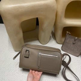 新型メンズバッグ Nouveau on body ボストンバッグ ～特徴的大ロックデザイン 18 エレファントグレー × 銀金具～