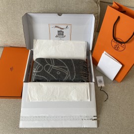 Hermes  エルメス）・新作『馬術インターリーブ カシミヤスカーフ・グレー & ホワイト