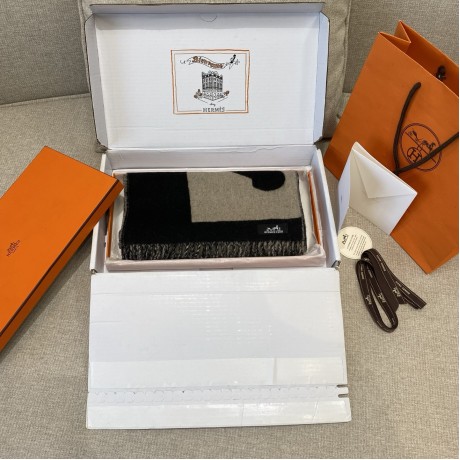 Hermes  エルメス 駿馬の恋物語 ブラック & カメル Casaque Love Story スカーフ