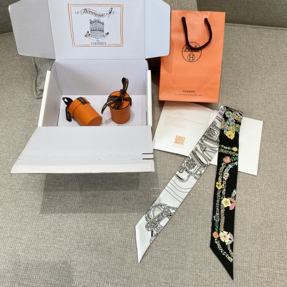 Hermes  エルメス 華やかな手綱フラワーバージョン Twilly スモールスカーフ 