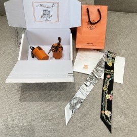 Hermes  エルメス 華やかな手綱フラワーバージョン Twilly スモールスカーフ 