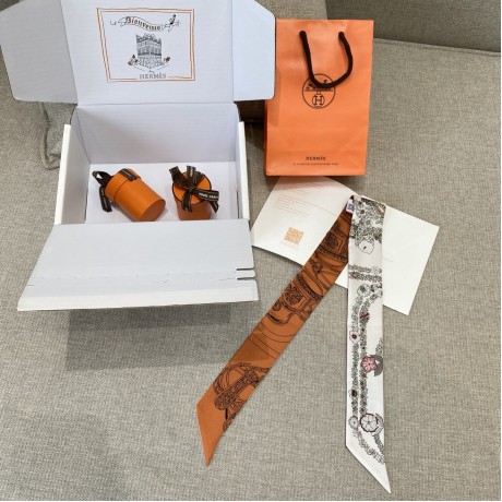 Hermes  エルメス 華やかな手綱フラワーバージョン Twilly スモールスカーフ 