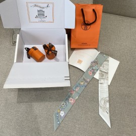 Hermes  エルメス 華やかな手綱フラワーバージョン Twilly スモールスカーフ 