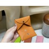 93/Orange   オレンジ エルメス カルヴィ カードケース Calvi 実用的でコンパクトなデザインのカードケースで、最大 10 枚のカードを収納 ヴォーエプソン