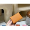 93/Orange   オレンジ エルメス カルヴィ カードケース Calvi 実用的でコンパクトなデザインのカードケースで、最大 10 枚のカードを収納 ヴォーエプソン