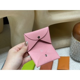 1Q/Rose Confetti  ローズコンフェッティ エルメス カルヴィ カードケース Calvi 実用的でコンパクトなデザインのカードケースで、最大 10 枚のカードを収納 ヴォーエプソン