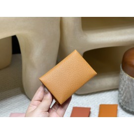 37 /Gold   ゴールド エルメス カルヴィ カードケース Calvi 実用的でコンパクトなデザインのカードケースで、最大 10 枚のカードを収納 ヴォーエプソン