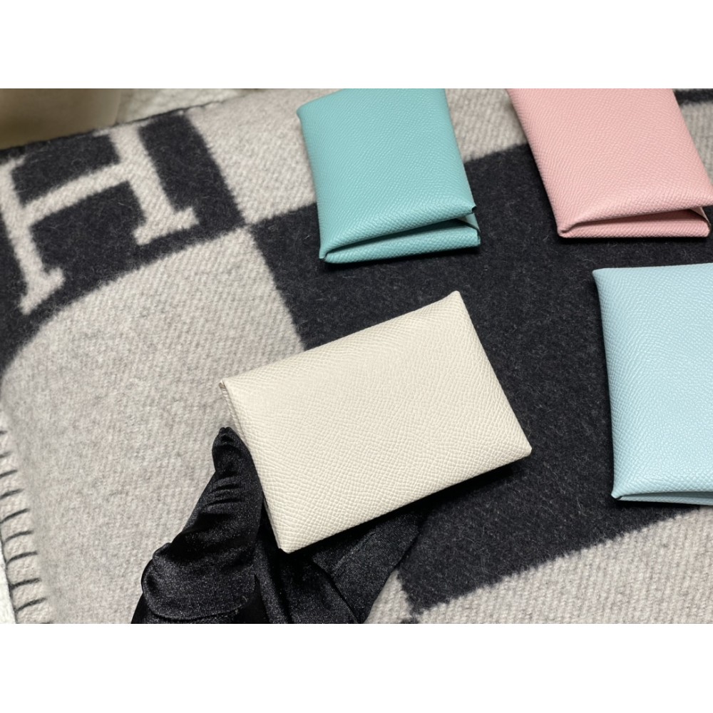 10/Craie クレ エルメス カルヴィ カードケース Calvi 実用的でコンパクトなデザインのカードケースで、最大 10 枚のカードを収納 ヴォーエプソン