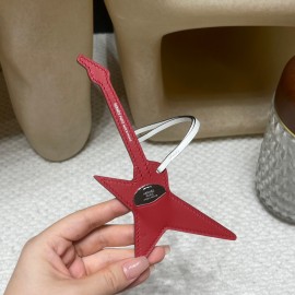 エルメス バッグ チャーム 高品質な素材と精緻な仕上げで、バッグに個性を添えるアクセサリーです。