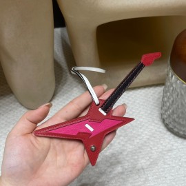 エルメス バッグ チャーム 高品質な素材と精緻な仕上げで、バッグに個性を添えるアクセサリーです。