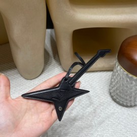 エルメス バッグ チャーム 高品質な素材と精緻な仕上げで、バッグに個性を添えるアクセサリーです。