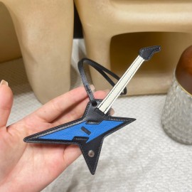エルメス バッグ チャーム 高品質な素材と精緻な仕上げで、バッグに個性を添えるアクセサリーです。