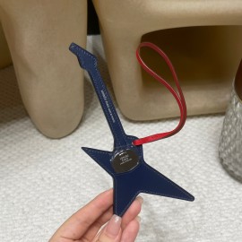 エルメス バッグ チャーム 高品質な素材と精緻な仕上げで、バッグに個性を添えるアクセサリーです。
