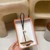 エルメス バッグ チャーム 高品質な素材と精緻な仕上げで、バッグに個性を添えるアクセサリーです。