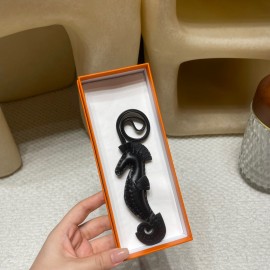 エルメス バッグ チャーム 高品質な素材と精緻な仕上げで、バッグに個性を添えるアクセサリーです。