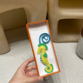エルメス バッグ チャーム 高品質な素材と精緻な仕上げで、バッグに個性を添えるアクセサリーです。