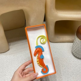 エルメス バッグ チャーム 高品質な素材と精緻な仕上げで、バッグに個性を添えるアクセサリーです。