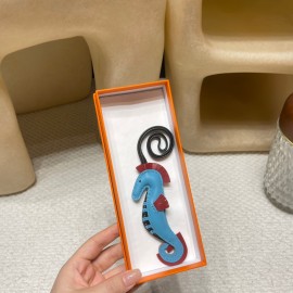 エルメス バッグ チャーム 高品質な素材と精緻な仕上げで、バッグに個性を添えるアクセサリーです。