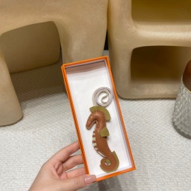 エルメス バッグ チャーム 高品質な素材と精緻な仕上げで、バッグに個性を添えるアクセサリーです。