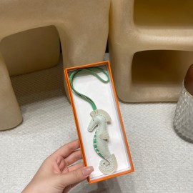 エルメス バッグ チャーム 高品質な素材と精緻な仕上げで、バッグに個性を添えるアクセサリーです。
