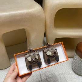 エルメス バッグ チャーム 高品質な素材と精緻な仕上げで、バッグに個性を添えるアクセサリーです。