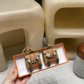 エルメス バッグ チャーム 高品質な素材と精緻な仕上げで、バッグに個性を添えるアクセサリーです。